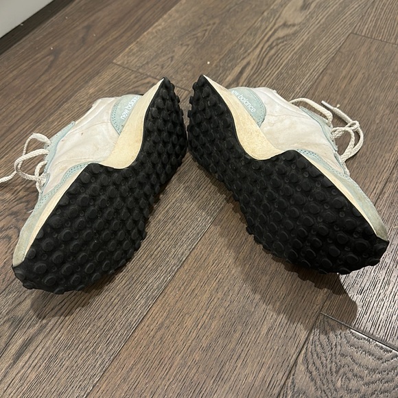 New Balance 327 size 6. Used condition. - Picture 2 of 3